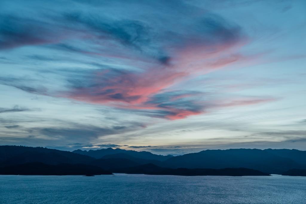 Thawsi Lake Hill Si Sawat Kültér fotó